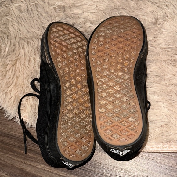 Vans Kids All-Black Sneakers - Picture 4 of 6